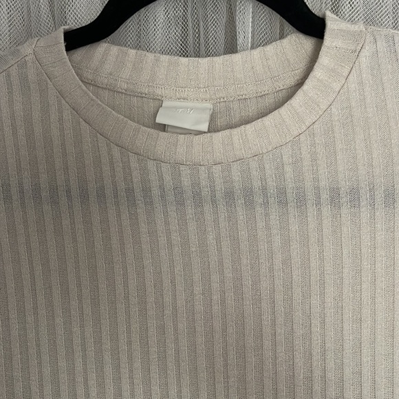 H&M basic top ✨ - Picture 2 of 2